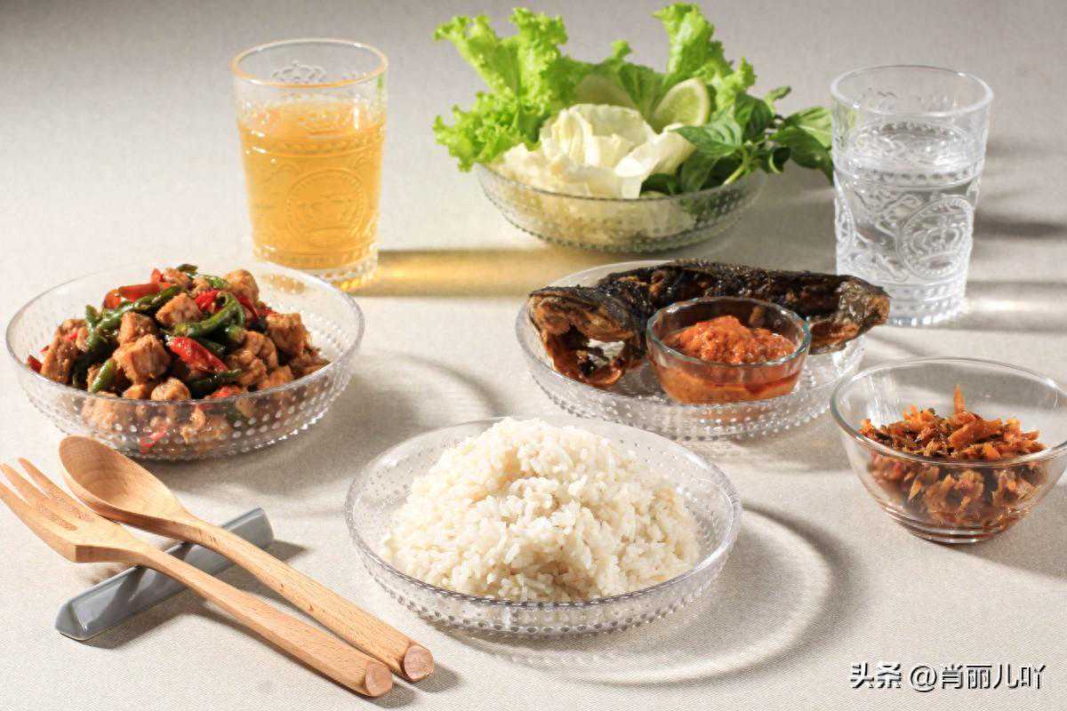 如何通过饮食补充必要的维生素、矿物质和蛋白质？