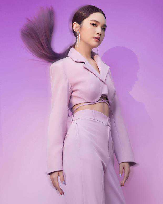 杨丞琳穿紫色短款西装拍写真 腹肌马甲线抢镜