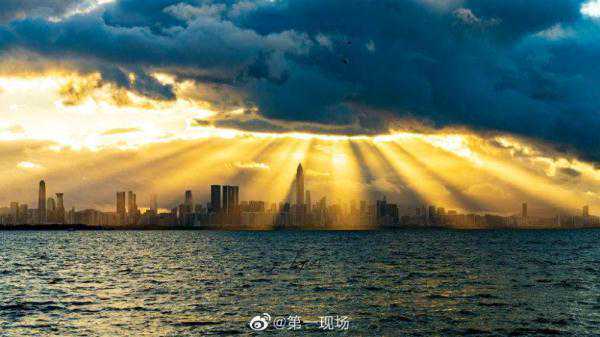 光是什么形状？深圳天空出现丁达尔现象