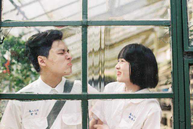 她给校园情侣拍写真，画面好像零几年的台湾偶像剧