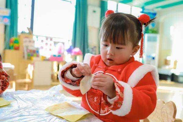 瞧，他们把庙会搬进了幼儿园，让小朋友们品味中国年味