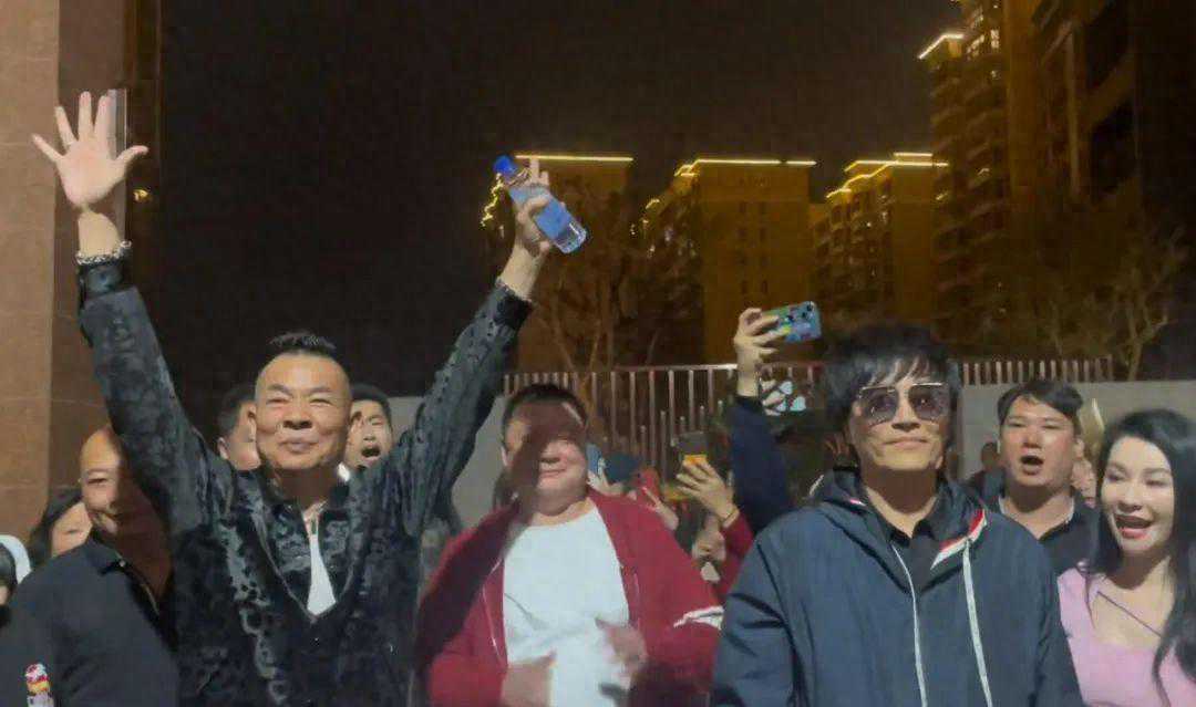 两位港星为县城楼盘站台：一人已7年没戏拍，一人成“酒吧唱将”