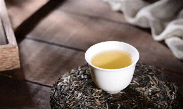 喝普洱茶等于自杀？一克普洱熟茶含五亿霉菌，普洱茶到底能不能喝