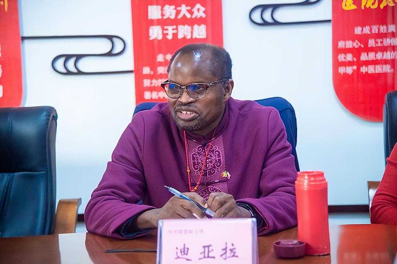 黑人小伙迪亚拉：为学中医精髓，扎根中国39年，还娶四川姑娘为妻