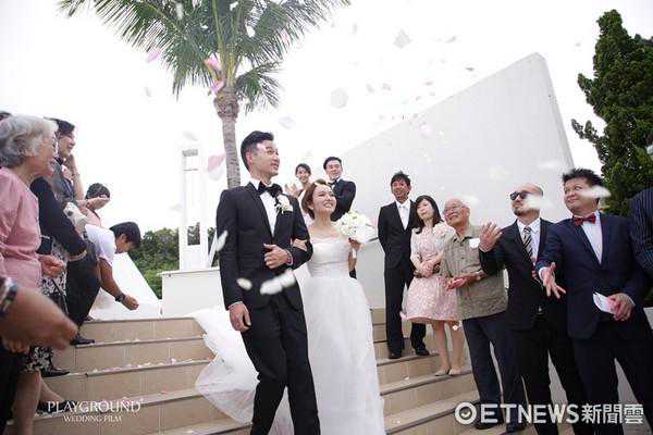 恭喜！爱纱冲绳披白纱甜笑嫁了 80岁奶奶感动哭：要幸福喔
