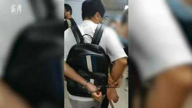 “我是警察，你鞋子里有密拍设备”，这段抓捕视频冲上热搜