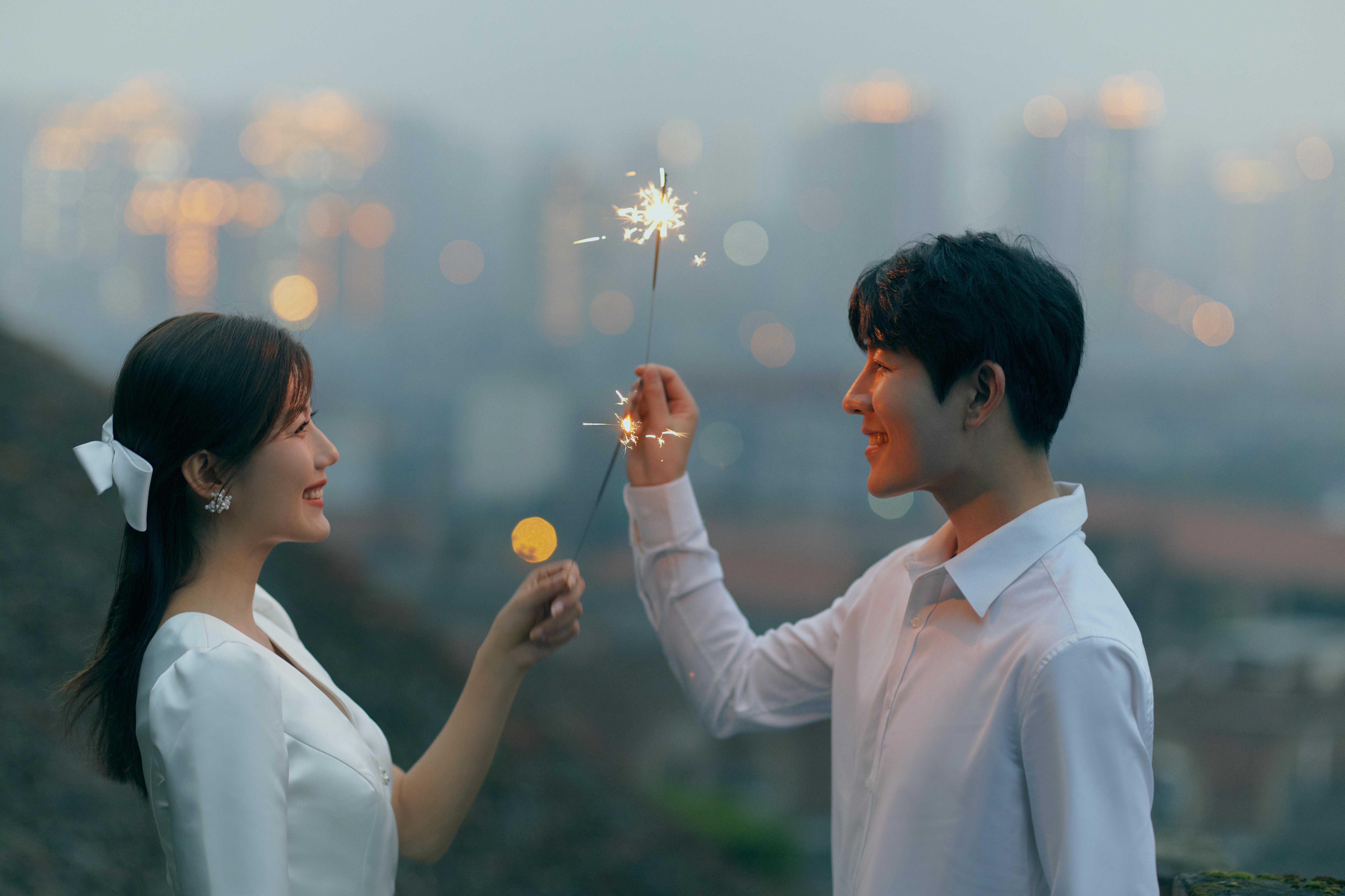郑州婚纱照工作室排行！氛围感十足的城市夜景婚纱照的4大特色