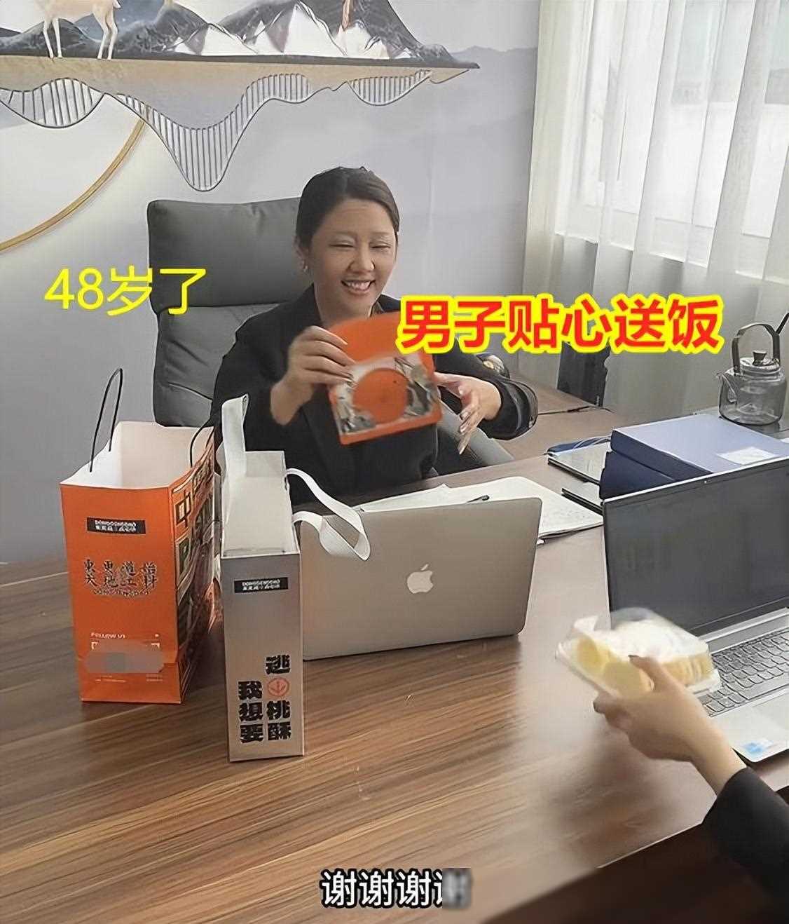 27岁男子带48岁女友回家，妈妈拒绝开门让他们走：她还能生孩